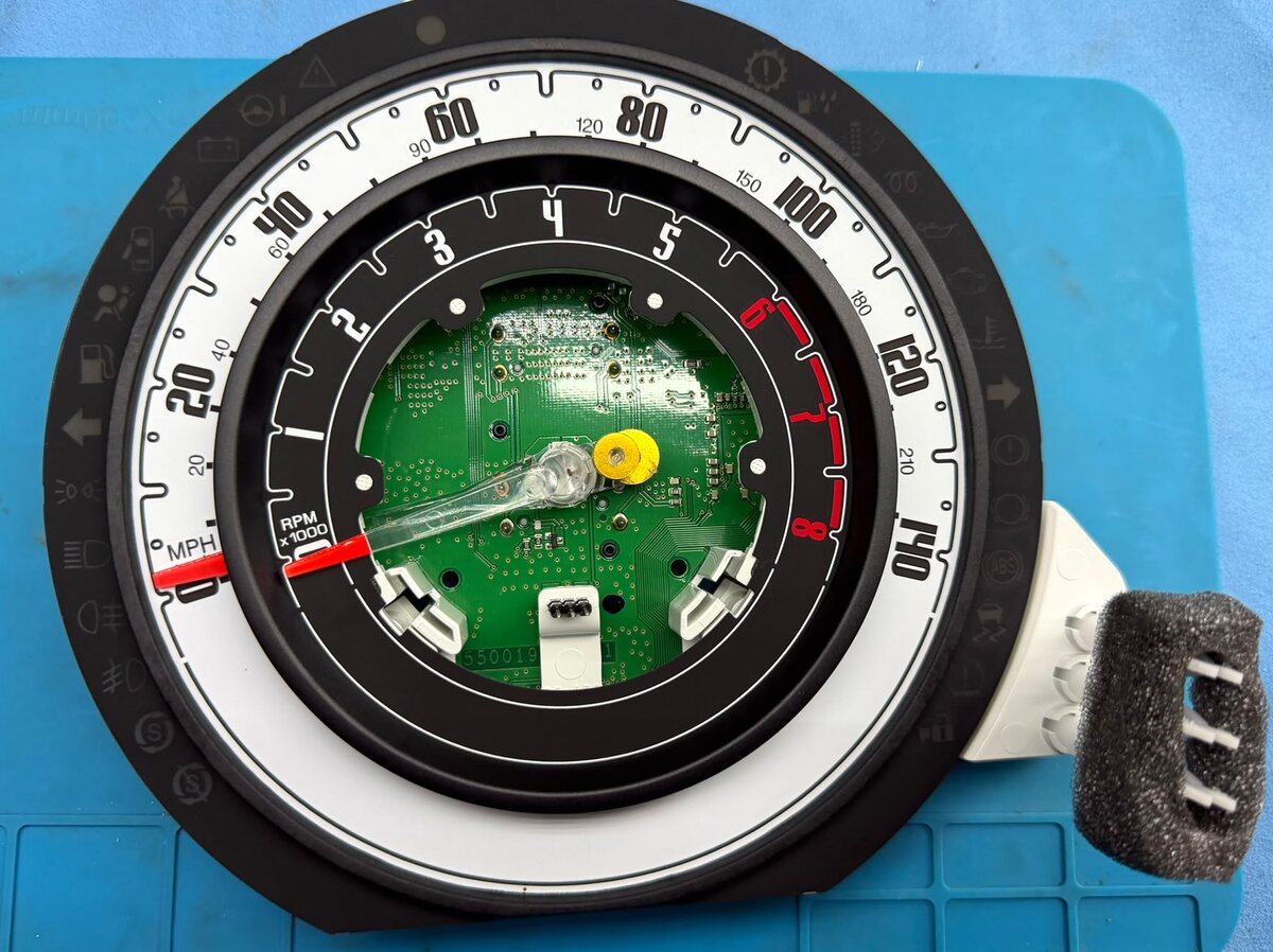Inside a Fiat 500 cluster: failed LCD lifted off, main board and mileage memory untouched